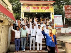 मैलानी के 57 रेलकर्मियों ने किए नैमिषारण्य धाम के दर्शन