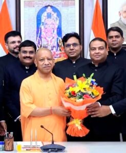 मुख्यमंत्री योगी आदित्यनाथ सिंह को बुके भेंट करते IAS योगानंद पाण्डेय