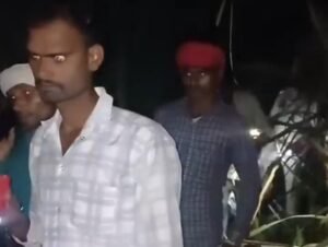 धौरहरा वनक्षेत्र अंतर्गत घटना स्थल पर बच्ची की तलाश करते वनकर्मी व ग्रामीण