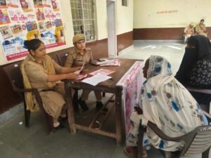 मिशन शक्ति के तहत महिलाओं को जागरूक करती महिला पुलिस