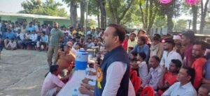 खिलाड़ियों व दर्शको को संबोधित करते सपा नेता हिमांशु पटेल