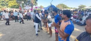 खिलाड़ियों से परिचय प्राप्त करते सपा नेता हिमांशु पटेल