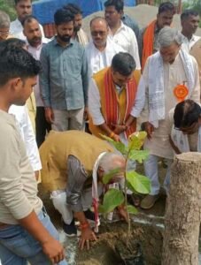 पौधरोपण करते पूर्व जिलाध्यक्ष शरद बाजपेई