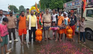 कांवड़ियों को रवाना करते झंडी चौकी इंचार्ज राजवीर सिंह व एडवोकेट समित सिंह 