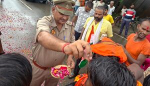 कांवड़ियों को तिलक लगाते झंडी चौकी इंचार्ज राजवीर सिंह 