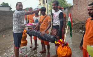 कांवड़ियों को तिलक लगाते भुवन भास्कर मिश्रा