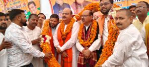 होली मिलन समारोह में अतिथियों का स्वागत करते भाजपा कार्यकर्ता।