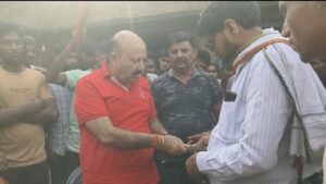 अग्निपीड़ितों की मदद करते विधायक रोमी साहनी 